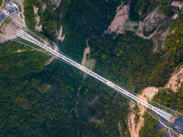 Di China Ada Bungee Jumping dari Jembatan Kaca Tertinggi di Dunia, Berani Coba? (295743)