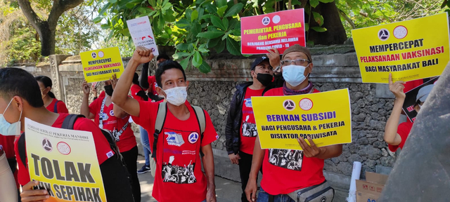 Para pekerja hotel di Sanur melakukan aksi unjuk rasa meminta PHK dibatalkan _ IST