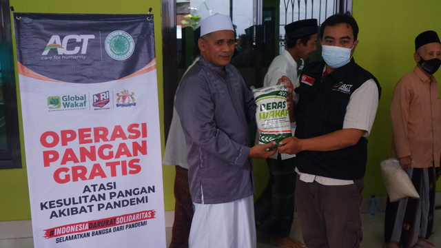 Serah terima paket beras wakaf gratis ACT Jakarta Selatan kepada Dewan Kemakmuran Masjid Al-Anwar