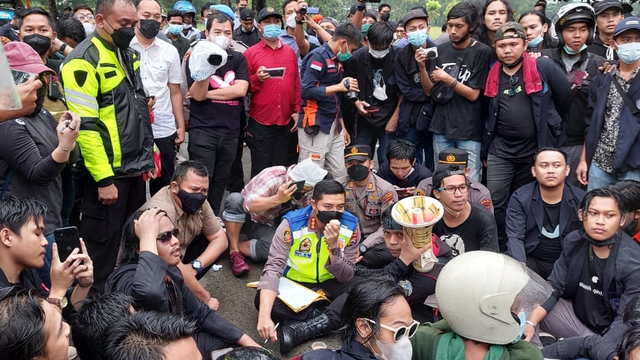 Kapolresta Tangerang Kombes Pol Wahyu Sri Bintoro duduk bersama mahasiswa yang demonstrasi di kantornya di Polresta Tangerang, Jumat (15/10). Foto: Dok. Istimewa