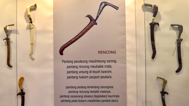 Aneka rencong di ruang pamer Museum Aceh. Foto: Suparta/acehkini