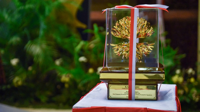 KLHK menyerahkan penghargaan KALPATARU tahun 2021, Kamis (14/10). Foto: KLHK