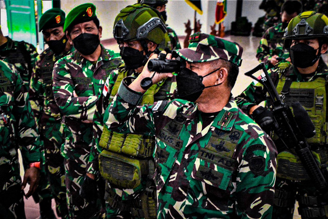 Pangdam III/Slw Mayjen TNI Agus Subiyanto, mengecek langsung peralatan militer yang akan digunakan untuk melaksanakan tugas operasi.(Foto : Pendam III/Slw)