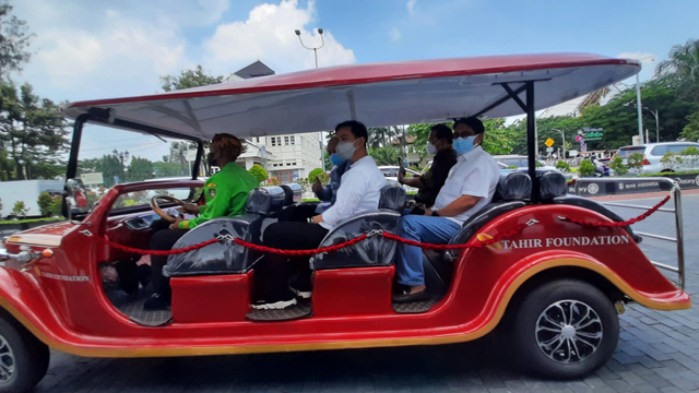 Gibran Rakabuming Terima Hibah Mobil Listrik Wisata dari Dato Sri Tahir (26507)