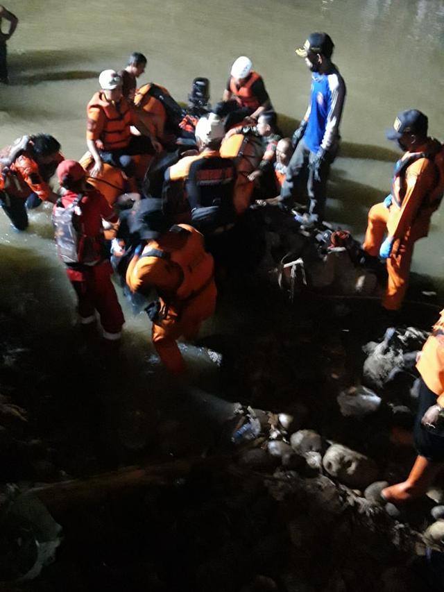 Evakuasi siswi di Ciamis yang tengelam saat susur sungai. Foto: Dok. Kantor SAR Bandung