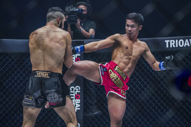 Superbon (kanan) bersiap melayangkan sebuah tendangan tinggi pada Giorgio Petrosyan dalam laga puncak ONE: FIRST STRIKE pada Jumat, 15 Oktober. Foto: ONE Championship