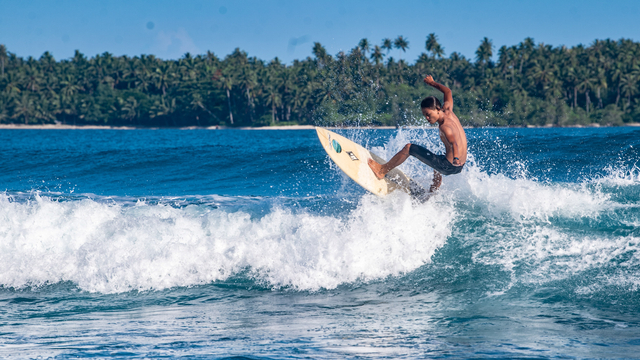 Surfer lokal bermain selancar (surfing) di Pantai Sorake, Nias Selatan, Sumatera Utara, Jumat (15/10/2021).  Foto: Muhammad Adimaja/ANTARA FOTO