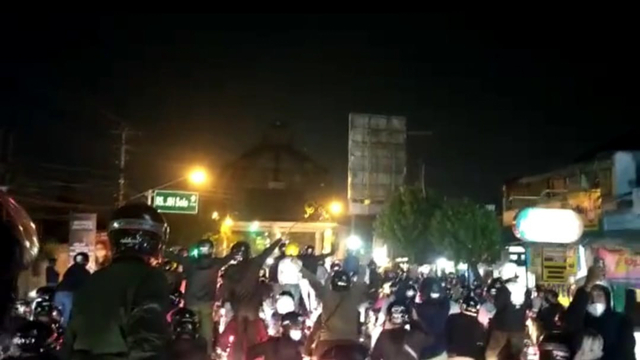 Ratusan suporter PSS Sleman dibubarkan polisi. Foto: kumparan