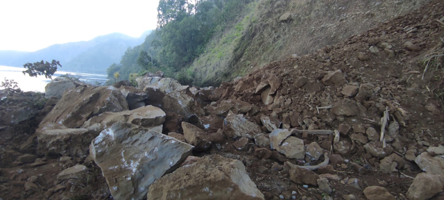 Jalan yang tertimbun tanah longsor di Kintamani, Bangli - Dok BPBD