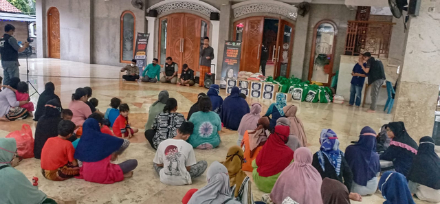 ACT Luncurkan Program Pangan, Warga Rela Antri Beli Sembako Murah (274103)