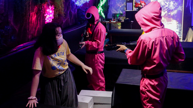 Seorang pelanggan memainkan game 'Red Light, Green Light' dari acara Netflix 'Squid Game' di Strawberry Cafe di Jakarta. Foto: Ajeng Dinar Ulfiana/REUTERS