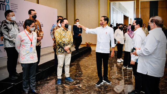 Presiden Joko Widodo memberikan arahan kepada 20 Direktur Utama BUMN di Labuan Bajo, NTT, Kamis (14/10). Foto: Laily Rachev/Biro Pers Sekretariat Presiden