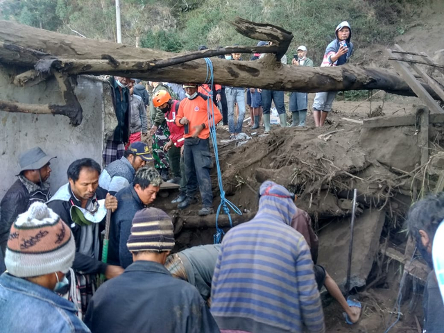 Proses penyelamatan warga yang tertimbun longsor di Desa Trunyan, Kintamani, Bangli - IST