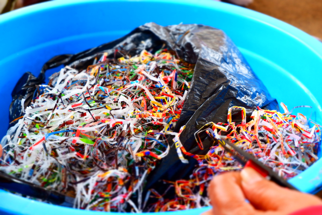 Pembuatan ecobrick dari sampah plastik ringan. Foto : PHP2D REESA