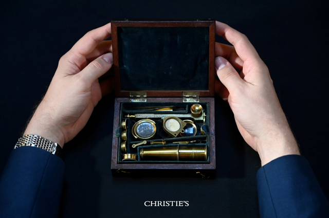 Mikroskop milik keluarga Charles Darwin yang akan dilelang sebagai bagian dari Christie's Classic Week, London, Inggris. Foto: Toby Melville/Reuters
