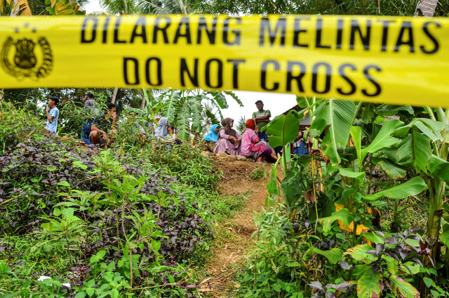 Petugas tim inafis melakukan olah tempat kejadian perkara siswa yang tewas tenggelam di Sungai Cileueur, Desa Utama, Kabupaten Ciamis, Jawa Barat, Sabtu (16/10/2021). Foto: Adeng Bustomi/Antara Foto