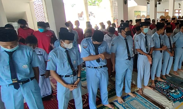 Puluhan pelajar SMP Ihsaniyah Kota Tegal, melaksanakan salat gaib dan doa bersama, di masjid sekolah setempat, Sabtu (16/10/2021). (Foto: Setyadi)