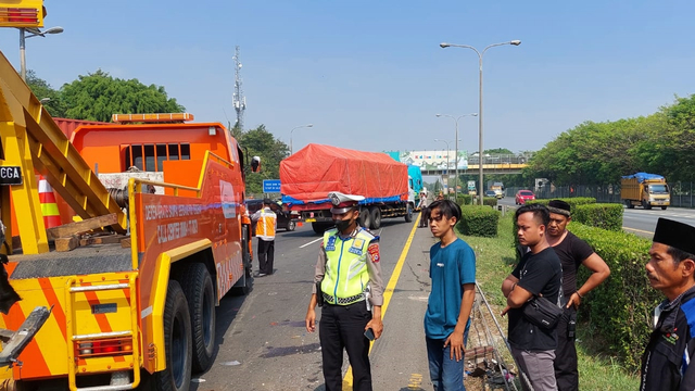 Kecelakaan beruntun melibatkan 4 bus dan 1 truk kontainer di Tol Tangerang - Merak KM 69.200, Sabtu (16/10) pukul 09.00 WIB. Foto: Dok. Istimewa