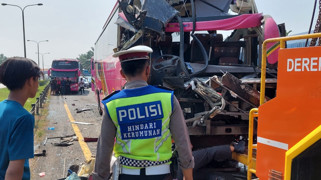 Kecelakaan beruntun melibatkan 4 bus dan 1 truk kontainer di Tol Tangerang - Merak KM 69.200, Sabtu (16/10) pukul 09.00 WIB. Foto: Dok. Istimewa
