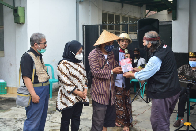 Para peserta menerima penghargaan dari panitia kampung tematik.