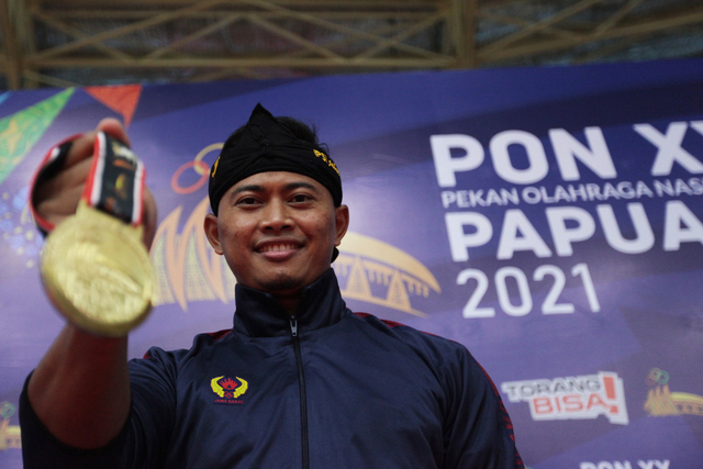 Atlet Pencak Silat dari Jawa Barat, Eka Yulianto berhasil meraih Medali Emas di PON XX Papua, setelah mengalahkan Satria Jambrud dari Papua di kelas H Putra Selasa (12/10/2021).(FOTO: PB PON XX PAPUA/TATAN AGUS RUSTANDI)