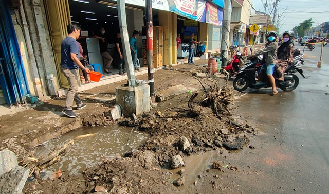 Imbas pengerjaan proyek penataan Jalan Ahmad Yani sampai membuat saluran air di depan salah satu pertokoan setempat rusak hingga air meluap ke jalanan, Sabtu (16/10/2021).
