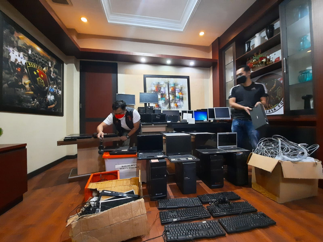 Penyidik Polda Kalbar menyita laptop dan CPU dari sebuah kantor pinjaman online ilegal di Pontianak. Foto: Dok Humas Polda Kalbar 