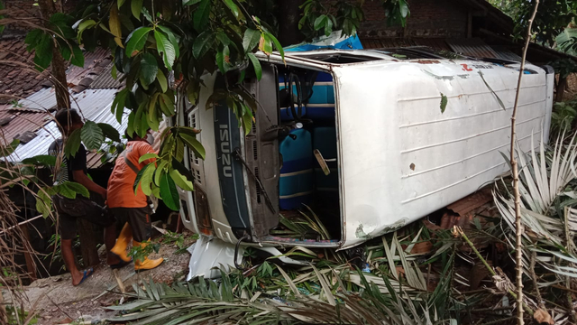 Petugas mengevakuasi minibus yag mengalami kecelakaan di Matesih, Karanganyar. FOTO: Agung Santoso