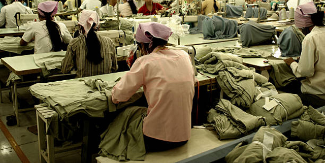 Buruh pabrik: https://www.istockphoto.com/id/foto/pekerja-di-pabrik-garmen-di-asia-tenggara-gm147044306-9271818