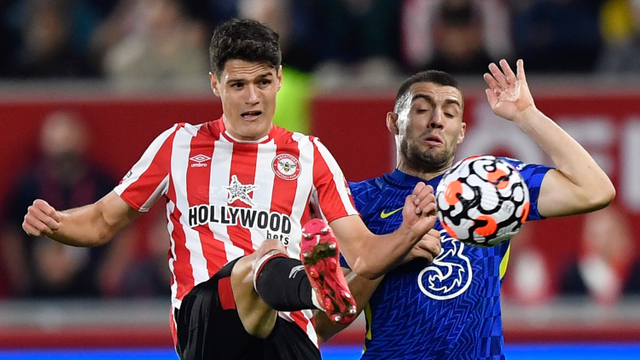 Christian Norgaard dari Brentford beraksi dengan Mateo Kovacic dari Chelsea pada pertandingan Premier League antara Brentford melawan Chelsea di Brentford Community Stadium, London, Inggris - 16 Oktober 2021. Foto: Toby Melville/REUTERS