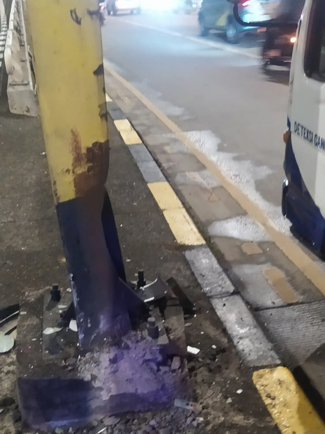 Mobil Isuzu Panther Ringsek, Hantam Trotoar Jalan di Pondok Indah Jaksel (11518)