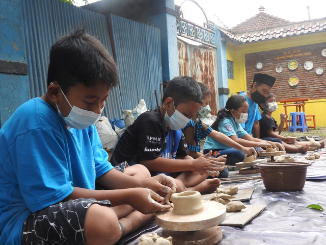 Suasana anak-anak membuat kerjainan keramik di gelaran Festival Keramik Dinoyo, Sabtu (17/10/2021). (Foto: Pemkot Malang)