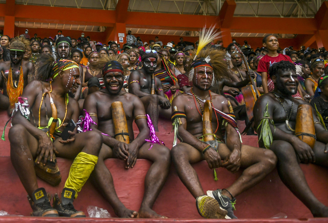 Warga menyaksikan pertandingan semifinal Sepak Bola Putri PON Papuadi Stadion Katalpal, Kabupaten Merauke, Papua. Foto: ANTARA FOTO/Galih Pradipta