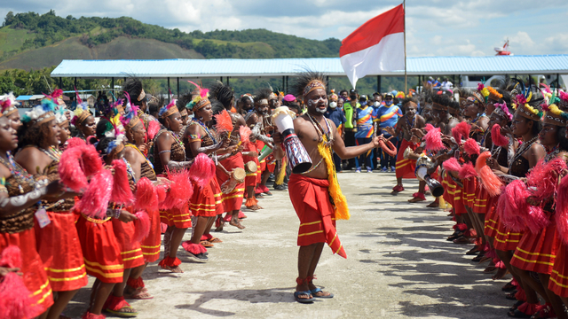 Warga membawakan tarian adat menyambut api PON di Dermaga Kalkhote, Danau Sentani, Kabupaten Jayapura, Papua. Foto: Fauzan/ANTARA FOTO