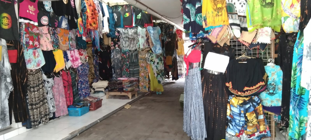 Suasana di Pasar Oleh-oleh Kuta dimana sebagian penjual telah membuka kembali kiosnya - KAD
