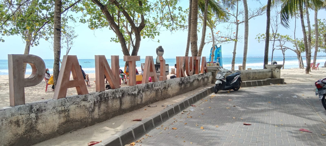 Pandemi Belum Berlalu, Begini Keluh Penjual Souvenir dan Pemijat di Pantai Kuta (59685)