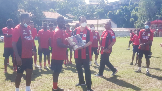 Pemain sepak bola putra PON Papua saat dikunjungi Menteri Perhubungan. (BumiPapua.com/Katharina)  