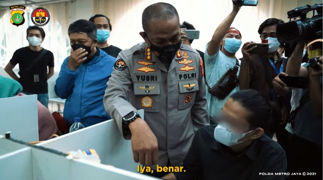 Polisi saat mengintrogasi petugas pinjol yang mengancam dengan foto porno saat penggrebekan di Tangerang. Foto: Youtube/ Polda Metro Jaya