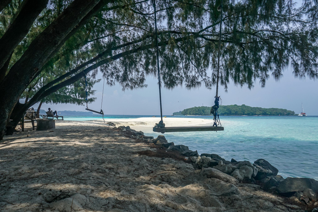 Suasana di Pulau Dolphin Kepulauan Seribu. Foto: Iqbal Firdaus/kumparan