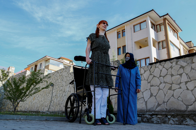 Wanita tertinggi di dunia Rumeysa Gelgi, ditemani ibunya Safiye Gelgi memegang sertifikat Guinness World Record saat konferensi pers di  Karabuk, Turki, Kamis (14/10). Foto: Cagla Gurdogan/Reuters