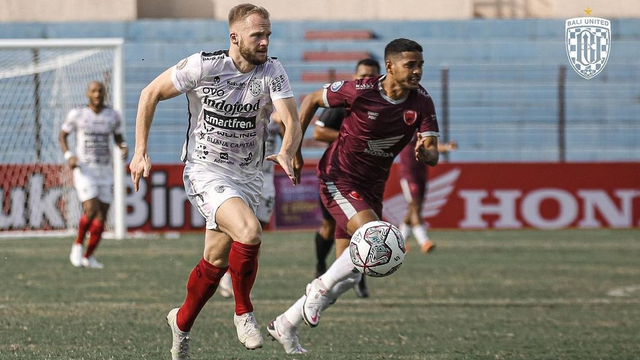 Pemain Bali United Melvin Platje menggiring bola saat melawan PSM Makassar saat laga lanjutan Liga 1. Foto: Instagram/@baliunitedfc