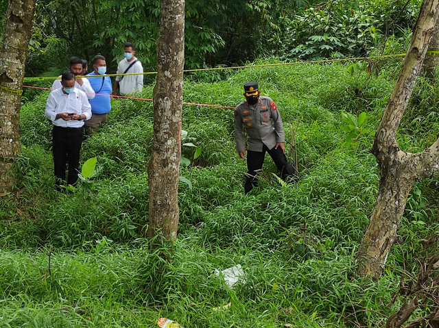 Polisi saat melakukan olah TKP di lokasi penemuan mayat wanita di Pagar Alam. (foto: istimewa)