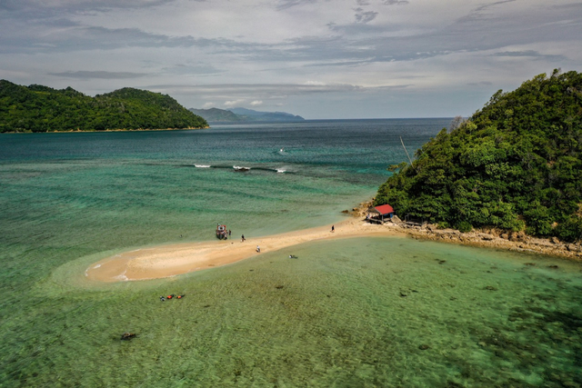 Pulau Tuan dengan latar daratan Ujong Pancu, Aceh Besar. Foto: Abdul Hadi/acehkini 