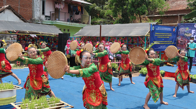 Acara tarian yang turut memeriahkan gelaran Festival Kuliner Tempe Sanan, di Kampung Sanan, Kota Malang, Minggu (17/10/2021). (Foto: Pemkot Malang)