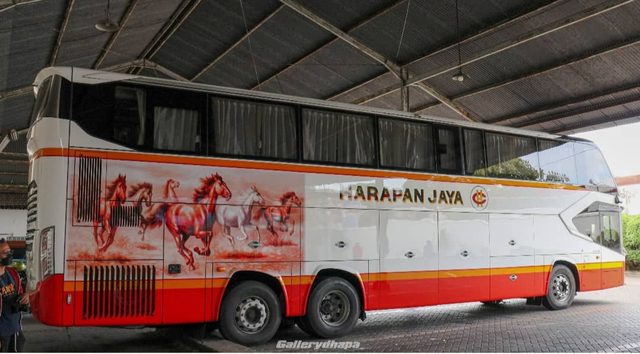 Bus Harapan Jaya garapan karoseri Tentrem yang menggunakan spion kamera. Foto: dok. Instagram Dhafa Pradipta