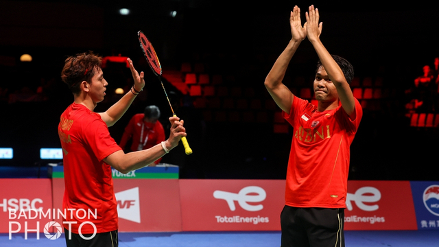 Ganda putra Indonesia Fajar Alfian dan Muhammad Rian usai menang melawan China pada pertandingan final Thomas Cup 2020 di Ceres Arena, Aarhus, Denmark. Foto: Yohan Nonotte/Badmintonphoto/BWF