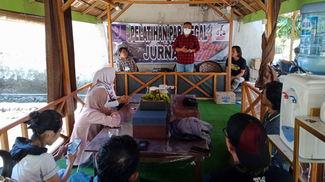 Direktur LBH Pers Manado, Ferley Kaparang, saat memberikan materi terkait Paralegal, untuk para jurnalis, pada pelatihan Paralegal yang dilaksanakan AJI Manado di Kota Kotamobagu