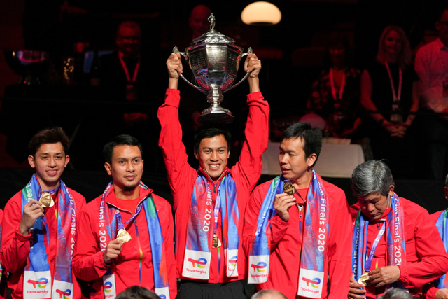 Tim Indonesia merayakan gelar juara Piala Thomas usai mengalahkan China di partai final di Ceres Arena, Aarhus, Denmark, Minggu (17/10). Foto: Claus Fisker/Ritzau Scanpix via REUTERS