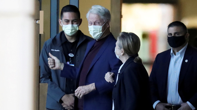 Mantan Presiden AS Bill Clinton berjalan keluar dari University of California Irvine Medical Center, di Orange, California, AS. Foto: David Swanson/REUTERS