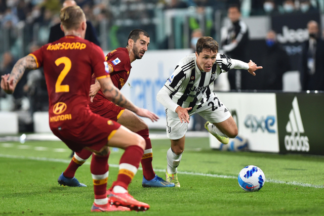 Pemain Juventus Federico Chiesa berusaha melewati adangan pemain AS Roma pada pertandingan lanjutan Liga Italia di Allianz Stadium, Turin, Italia. Foto: Massimo Pinca/REUTERS